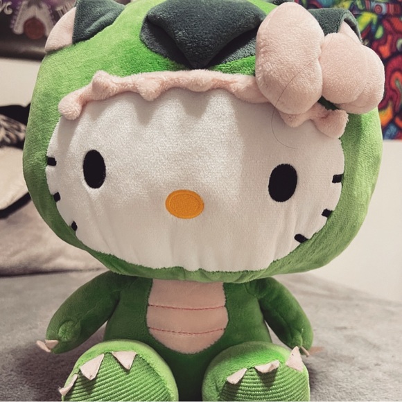 Stuffed Hello kitty Dragon - Picture 2 of 5